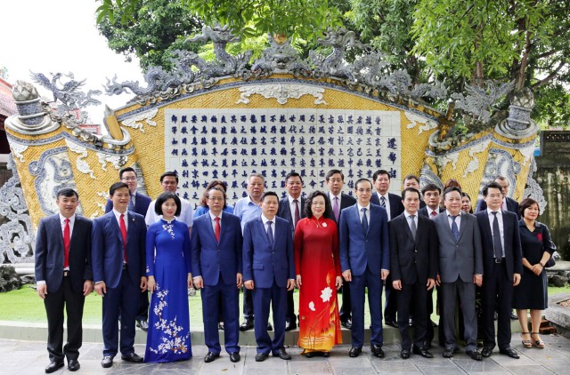 Chủ tịch HĐND cùng lãnh đạo Thành phố dâng hương tại Đền Đô - Bắc Ninh